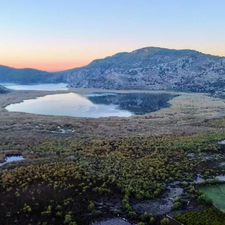 Airport Blue Eye 5 Km Form Airport 公寓 *